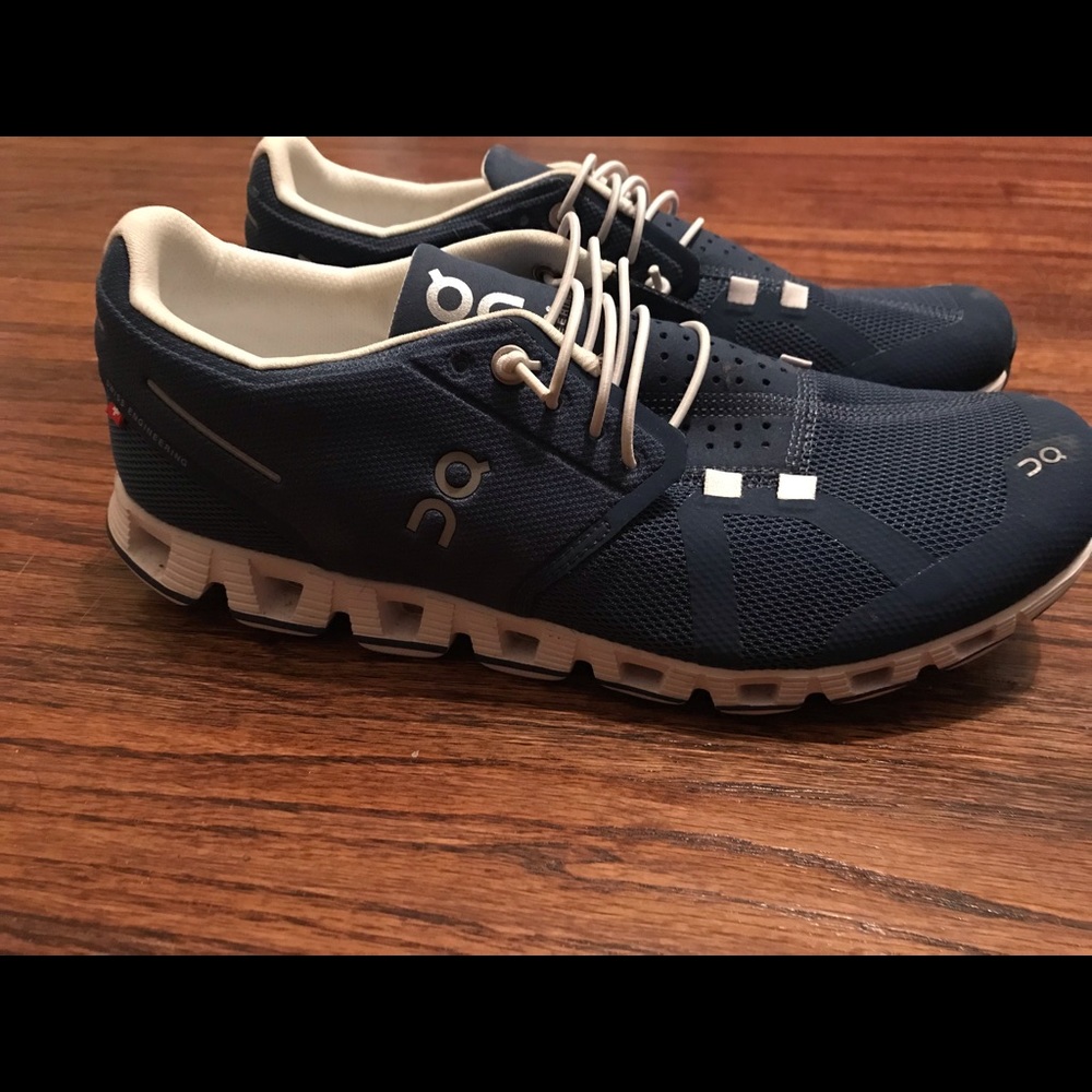 On cloud running/leisure shoe